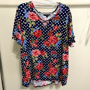 T-shirt with flowy sleeves. Criss-cross v-neck. Navy/white polka dots/red roses.